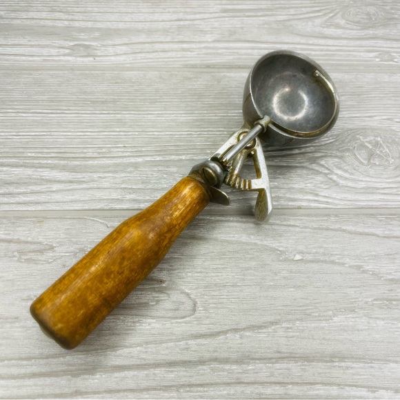 Vintage metal and wood ice cream scooper can be used it as decoration’s kitchen - Picture 2 of 8